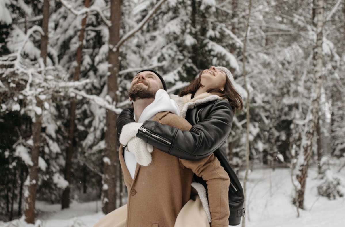 Romantic Travel Gifts to Surprise Your Partner During the Trip - Featured Image